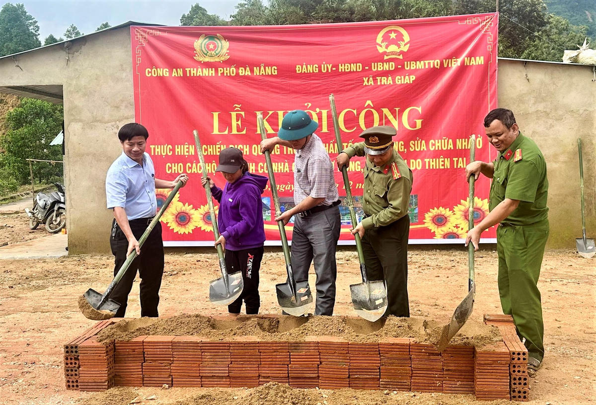 Lực lượng chức năng TP Đà Nẵng khởi công xây nhà cho
người dân vùng thiên tai. Ảnh: CV.