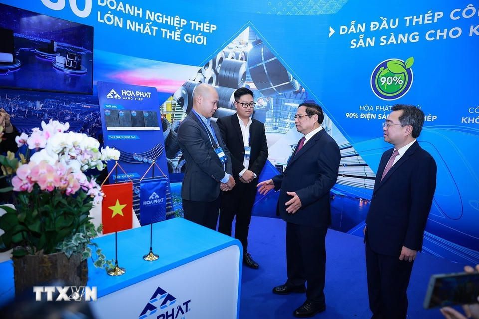Thủ tướng Phạm Minh Chính tham quan trưng bày sản phẩm trong lĩnh vực sản xuất thép. (Ảnh: Dương Giang/TTXVN).