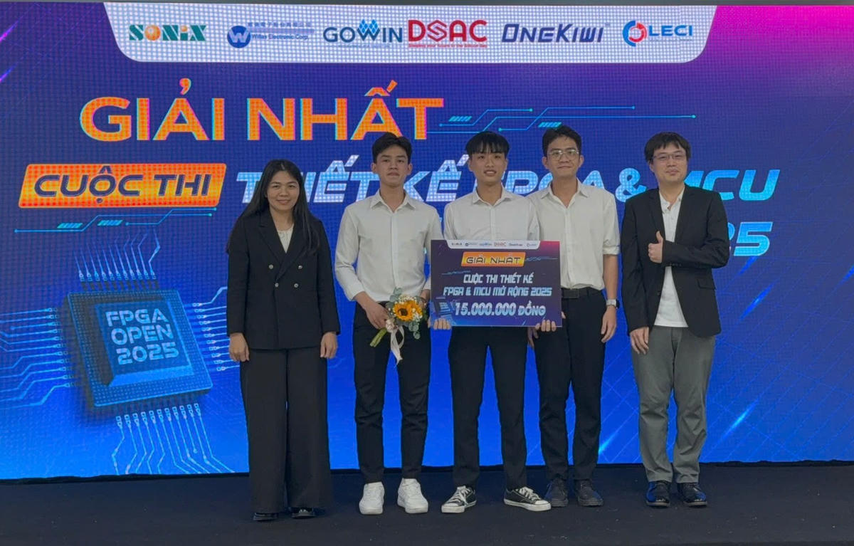 Bà Đào Thị Thanh Thảo, Phó Giám đốc DSAC trao giải nhất cho đội UTE Chill Guy (Trường ĐH Sư phạm Kỹ thuật). Ảnh: Nguyễn Tú.