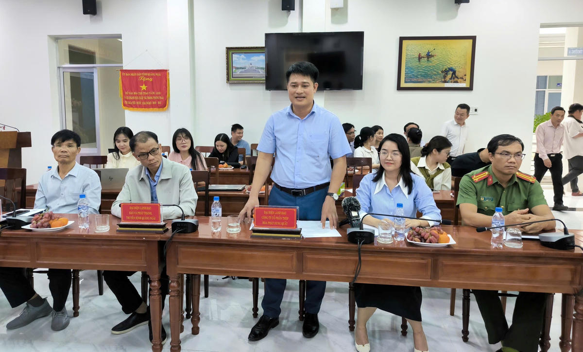 Lãnh đạo tỉnh Quảng Ngãi thông tin một số dự án tại lễ khởi công. Ảnh: CV.