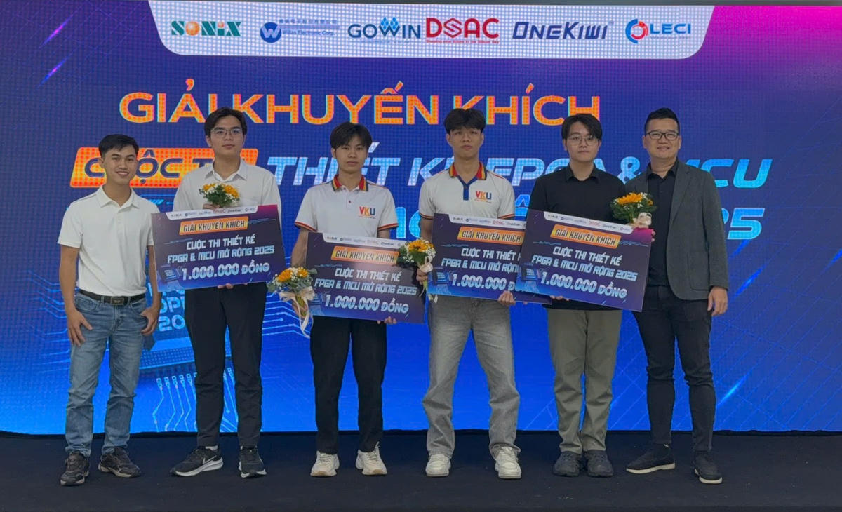 Các đội nhận giải khuyến khích. Ảnh: Nguyễn Tú.