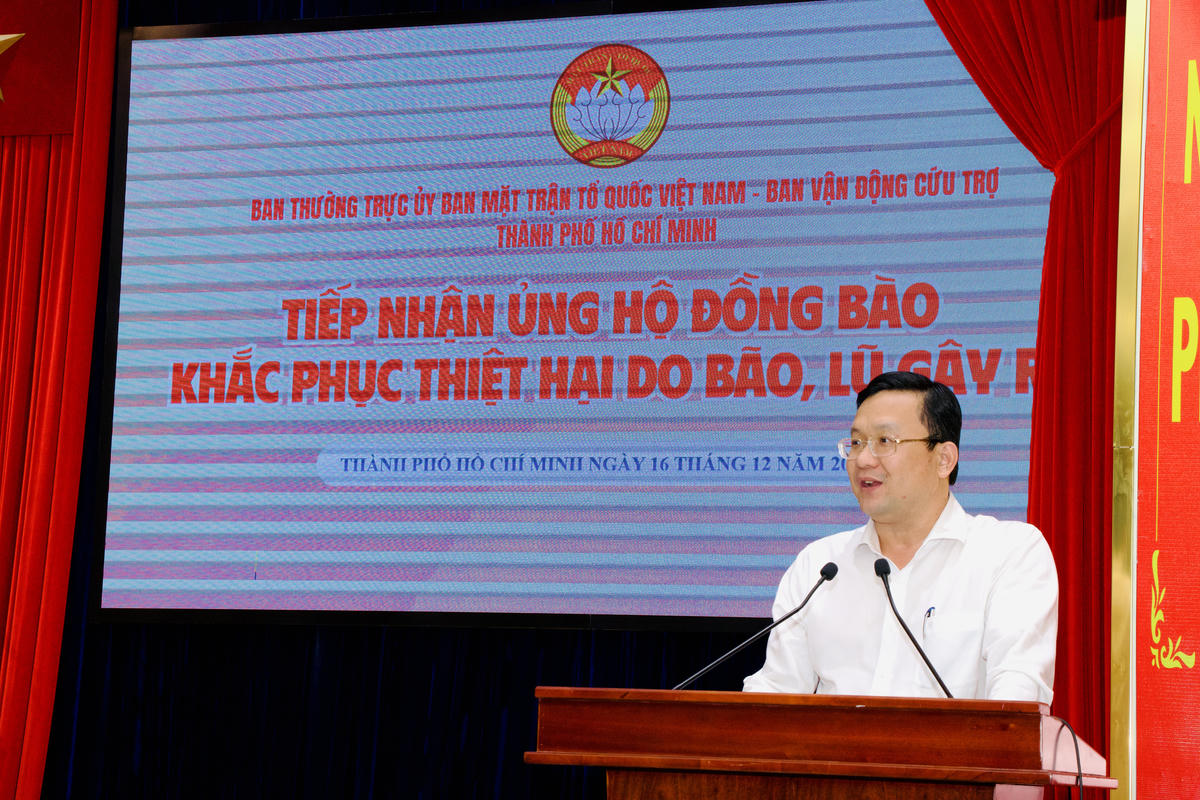 Ông Phan Hồng Ân - Phó Chủ tịch Ủy ban Mặt trận Tổ quốc Việt Nam TP Hồ Chí thông tin tại buổi tiếp nhận. Ảnh: A.H.