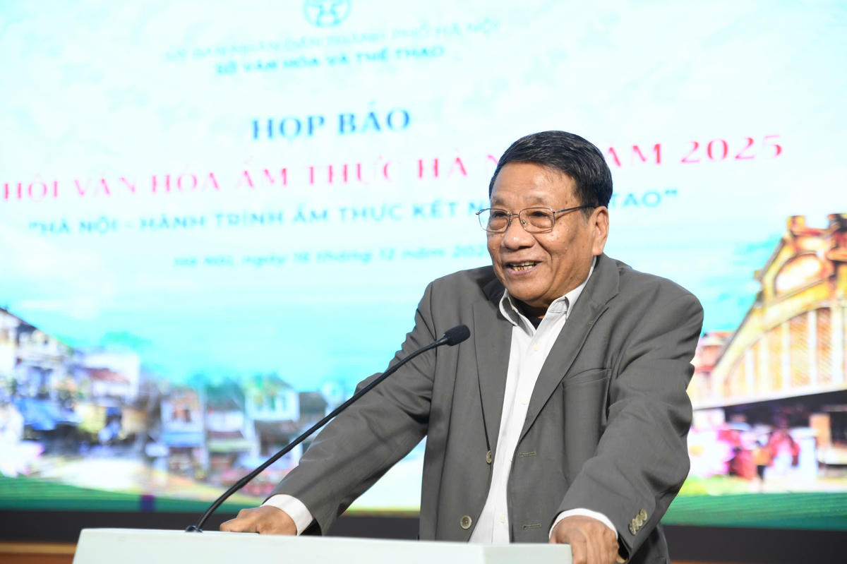 PGS. TS Đặng Văn Bài, Phó Chủ tịch Hội đồng Di sản văn hóa Quốc gia, kể câu chuyện về Chả cá Lã Vọng và hành trình được ghi danh vào danh mục di sản văn hoá phi vật thể Quốc gia. Đồng thời ông cũng khẳng định vai trò của ẩm thực trong phát triển du lịch và phát triển công nghiệp văn hoá củ Thủ đô. Ảnh: Phạm Sỹ.