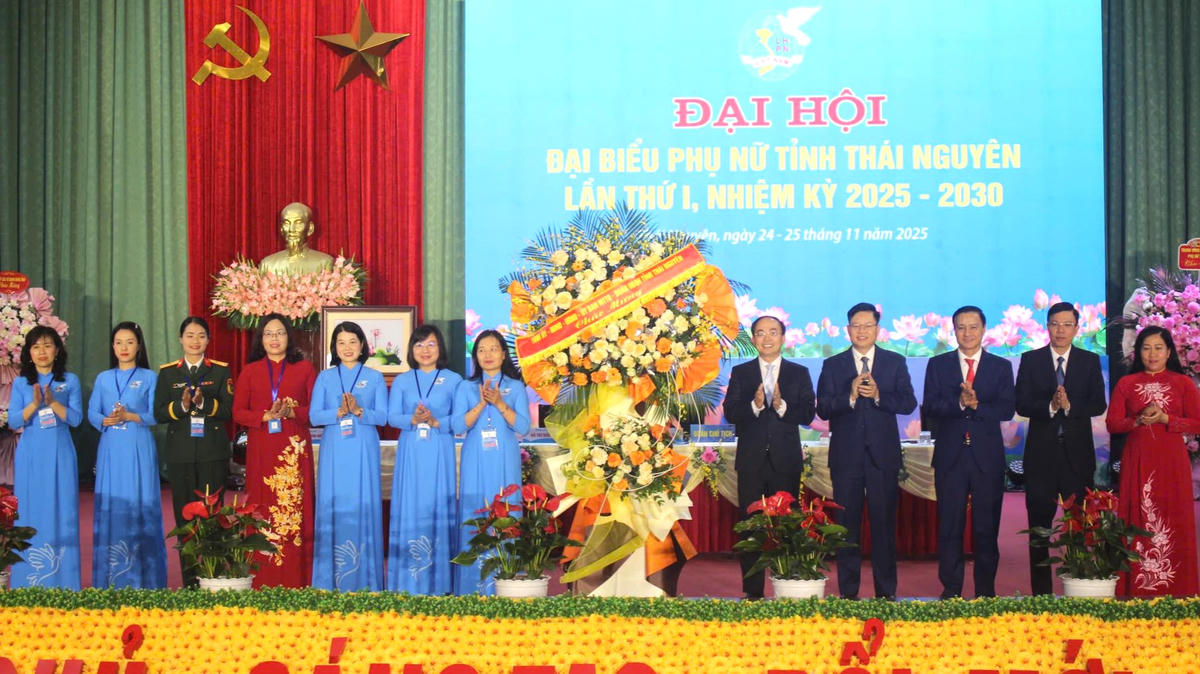 Thường trực Tỉnh ủy Thái Nguyên tặng hoa chúc mừng Đại hội Phụ nữ tỉnh Thái Nguyên. Ảnh: Toán Nguyễn.