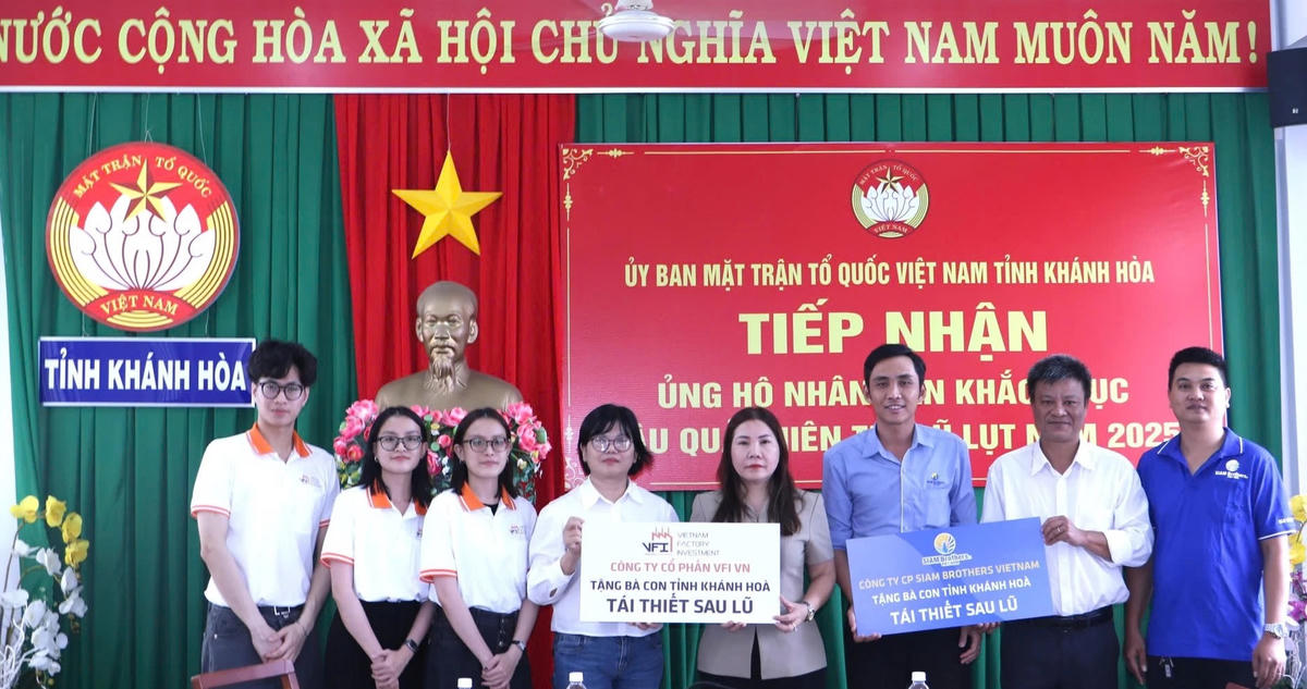 Các công ty trao bảng tượng trưng ủng hộ nhân dân khắc phục thiệt hại do mưa lũ cho Mặt trận tỉnh Khánh Hòa. (ảnh X.H)