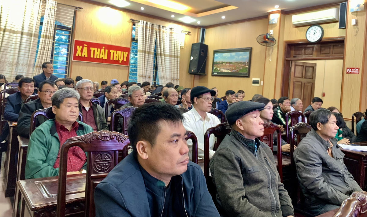 Tại hội nghị các đại biểu được nghe tuyên truyền, phổ biến các chủ trương của Đảng, chính sách pháp luật của Nhà nước về thông tin cơ sở. Cung cấp một số kiến thức, kỹ năng cơ bản về tiếp cận chuyển đổi số và bình dân học vụ số. Nâng cao kỹ năng kiến thức tuyên truyền về chuyển đổi số. Nâng cao kỹ năng, phòng chống lừa đảo trên mạng xã hội, mạng viễn thông; Hướng dẫn cách tìm kiếm thông tin chính thống trên các nền tảng và sử dụng mạng xã hội thông minh. Hướng dẫn người dân thực hiện dịch vụ công trực tuyến. Ảnh: thaithuy.hungyen.gov