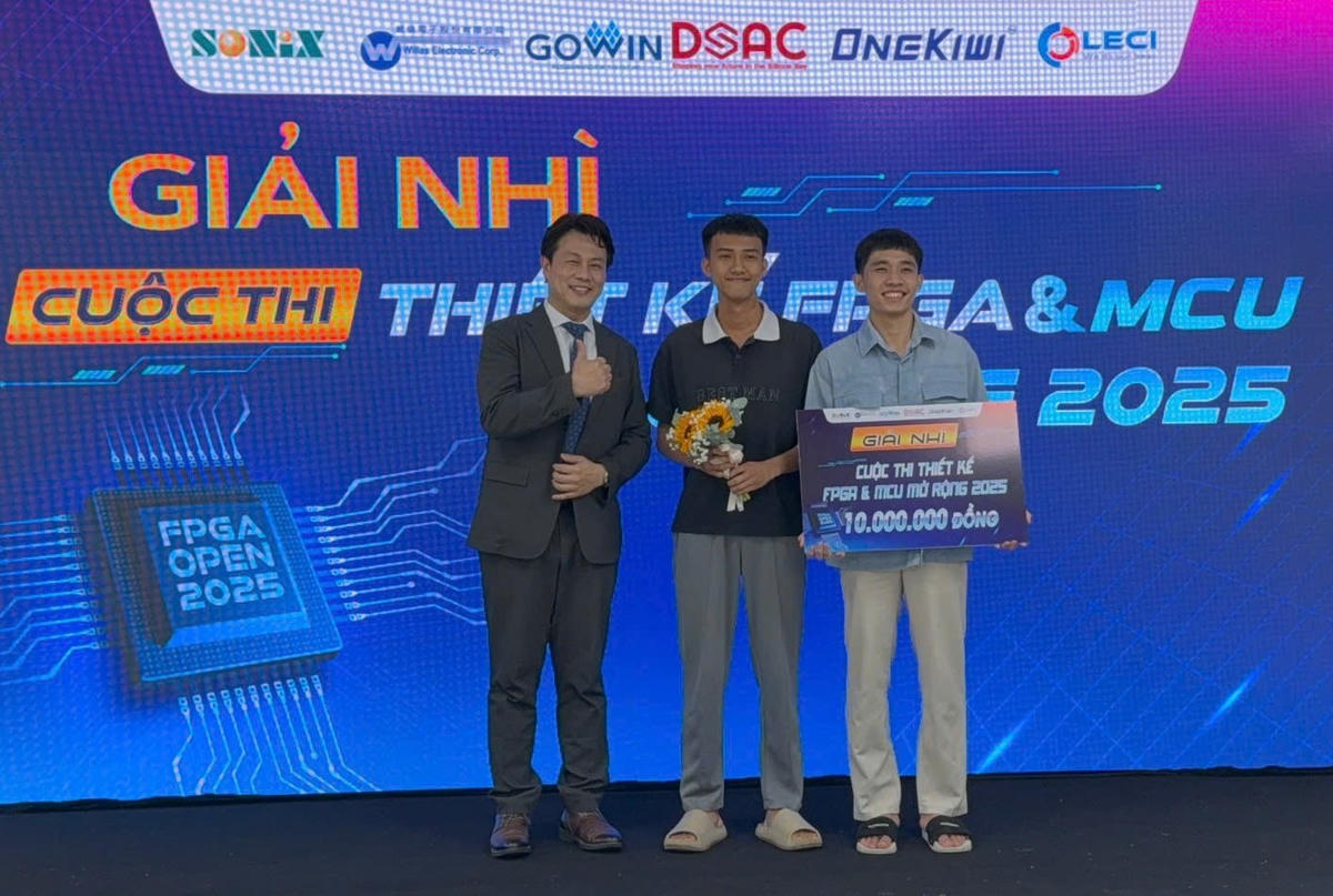 Giải nhì thuộc về đội VKU-23IC (Trường ĐH CNTT & Truyền thông Việt – Hàn). Ảnh: Nguyễn Tú.