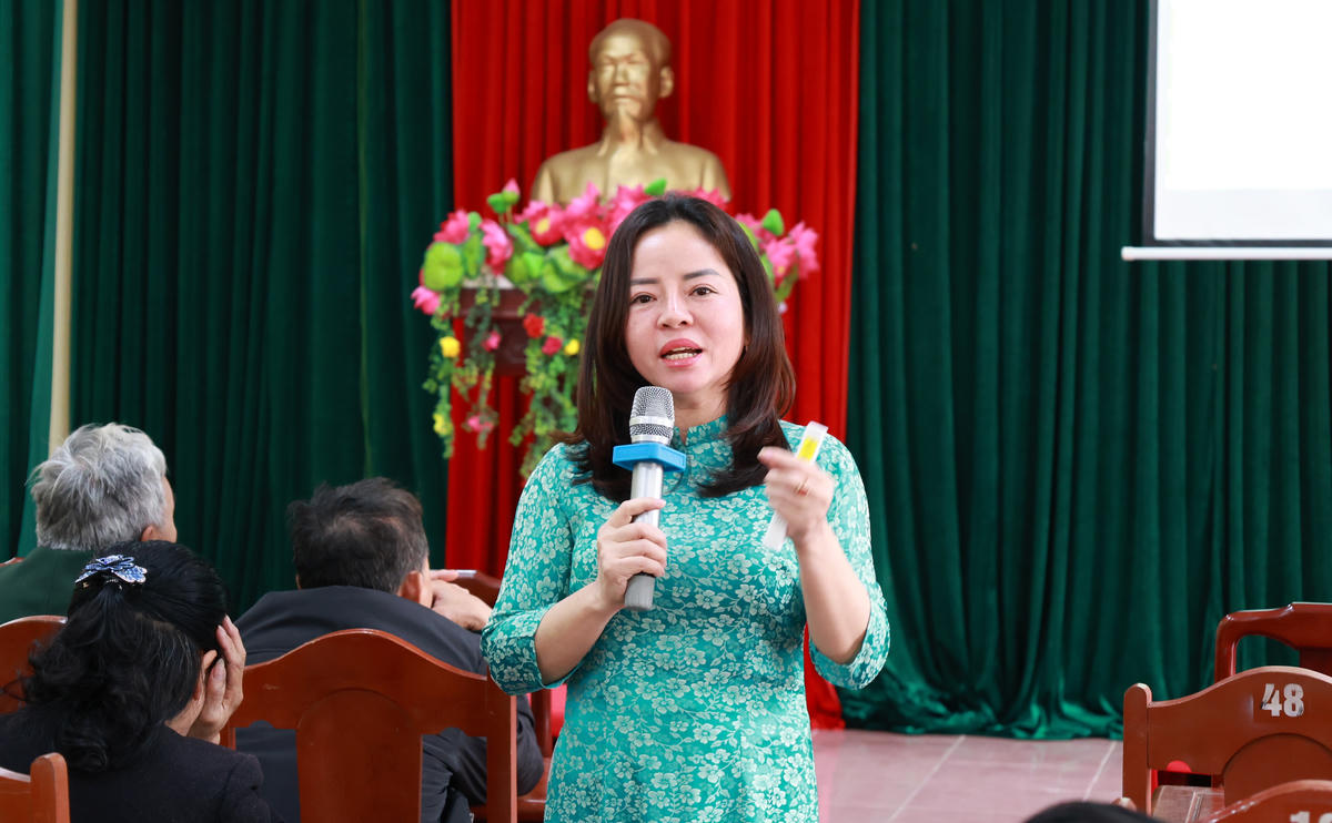 Tại hội nghị, báo cáo viên đã giới thiệu khái quát mục tiêu, nhiệm vụ và nội dung của Dự án 6, Tiểu Dự án: Giảm nghèo về thông tin , nhấn mạnh vai trò quan trọng của thông tin trong phát triển kinh tế, xã hội và nâng cao đời sống nhân dân. Đại biểu được phổ biến nhiều kiến thức thiết thực như: Phương pháp tiếp cận và khai thác thông tin kinh tế, xã hội phục vụ sản xuất, nâng cao thu nhập. Ảnh: thieuhoa.thanhhoa.gov.vn