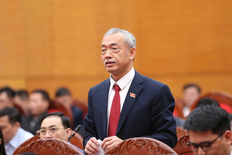 Đại biểu Trịnh Quang Vinh, Bí thư Đảng ủy, Chủ tịch HĐTV Công ty Xăng dầu B12 đặt câu hỏi chất vấn tại kỳ họp.