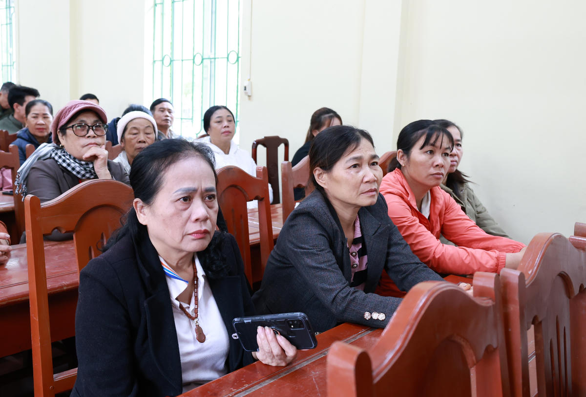 Hội nghị tập huấn hướng dẫn các tuyên truyền viên sử dụng và lan tỏa các kênh thông tin chính thống và an toàn, cách nhận diện, phòng tránh tin giả. Kỹ năng sử dụng điện thoại thông minh, tra cứu dịch vụ công trực tuyến, thông tin về giá cả thị trường, thời tiết và kỹ thuật nông nghiệp. Vai trò của truyền thông cơ sở trong hỗ trợ hộ nghèo và hộ cận nghèo tiếp cận thông tin nhanh chóng, chính xác. Bên cạnh đó, hội nghị cũng hướng dẫn cách tổ chức các buổi tuyên truyền tại thôn, xóm và lồng ghép nội dung truyền thông giảm nghèo vào sinh hoạt cộng đồng. Ảnh: thieuhoa.thanhhoa.gov.vn.
