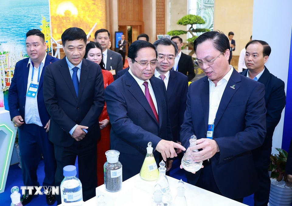 Thủ tướng Phạm Minh Chính tham quan trưng bày sản phẩm chuyển đổi xanh tại Diễn đàn Kinh tế Việt Nam 2025, triển vọng 2026. (Ảnh: Dương Giang/TTXVN).