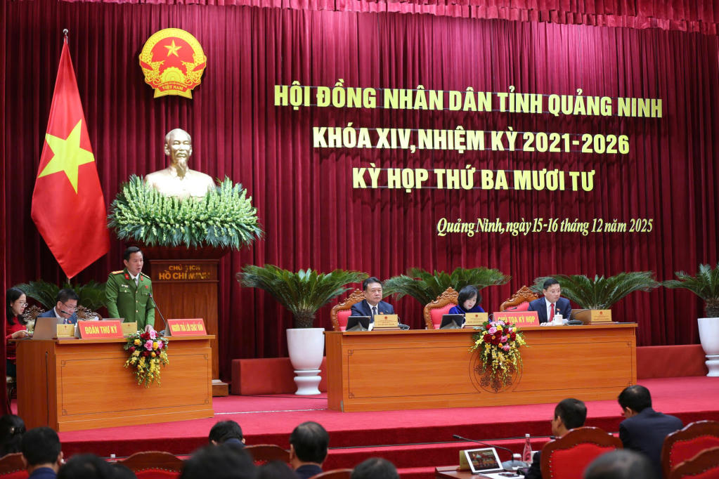 Đại tá Lê Hồng Vân, Phó Giám đốc Công an tỉnh Quảng Ninh trả lời chất vấn tại Kỳ họp thứ 34 của HĐND tỉnh Quảng Ninh.