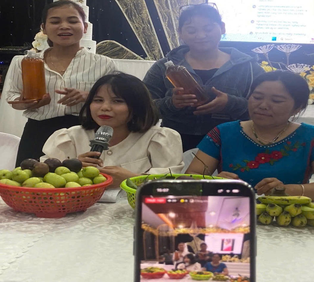 Nhiều phụ nữ ở vùng cao A Lưới nhanh chóng nắm bắt xu thế, đưa đặc sản vùng cao lên mạng xã hội để bán hàng, tăng thu nhập. Ảnh: N.Q.