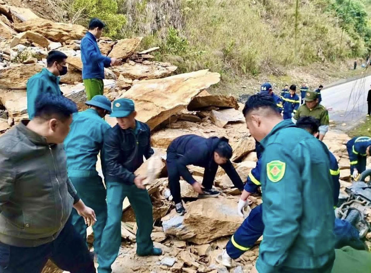   Lực lượng chức năng tìm kiếm cứu nạn trong vụ sạt lở nghiêm trọng tại đèo Thung Khe (Mai Châu) ngày 14/12. Ảnh: Trọng Lộc.