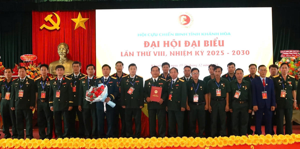 Ban Chấp hành Hội CCB tỉnh Khánh Hòa nhiệm kỳ mới ra mắt đại hội. (ảnh X.H)