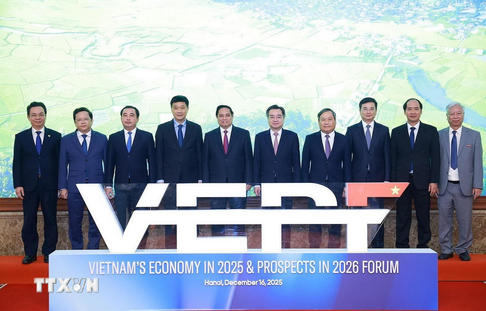 Thủ tướng Phạm Minh Chính và các đại biểu tham dự Diễn đàn Kinh tế Việt Nam 2025, triển vọng 2026. (Ảnh: Dương Giang/TTXVN).
