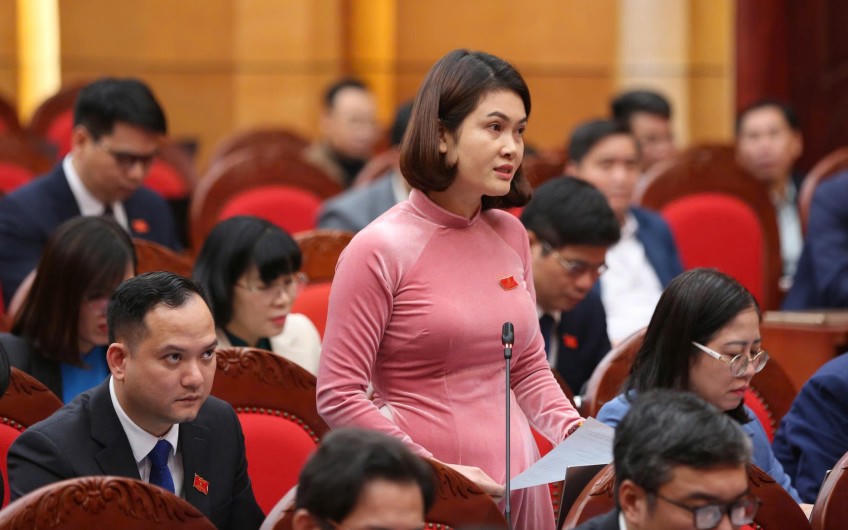 Đại biểu Nguyễn Thị Thúy Hằng, Phó Bí thư Thường trực Đảng ủy, Chủ tịch HĐND phường Cao Xanh chất vấn lãnh đạo Sở Xây dựng tại kỳ họp.