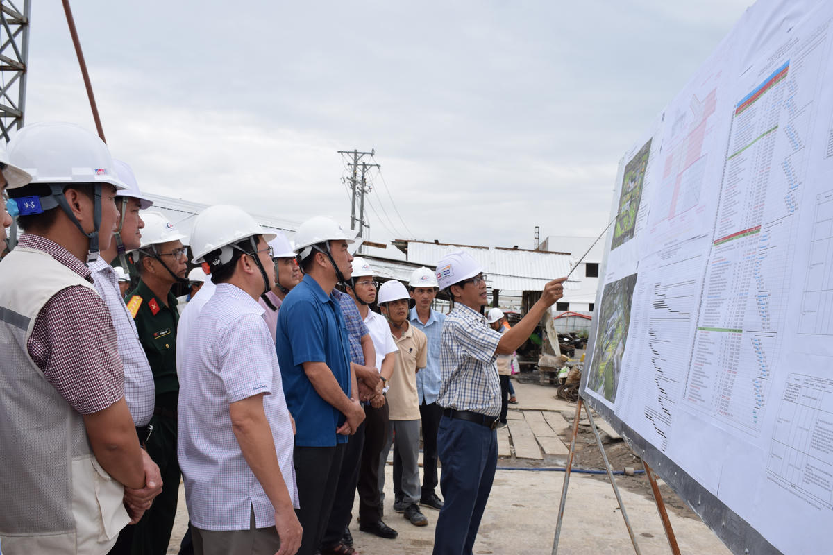 Chủ tịch UBND tỉnh Cà Mau Lữ Quang Ngời ( áo xanh) kiểm tra tiến độ triển khai Dự án Bệnh viện đa khoa Cà Mau quy mô 1.200 giường. Ảnh: Nguyên Du.