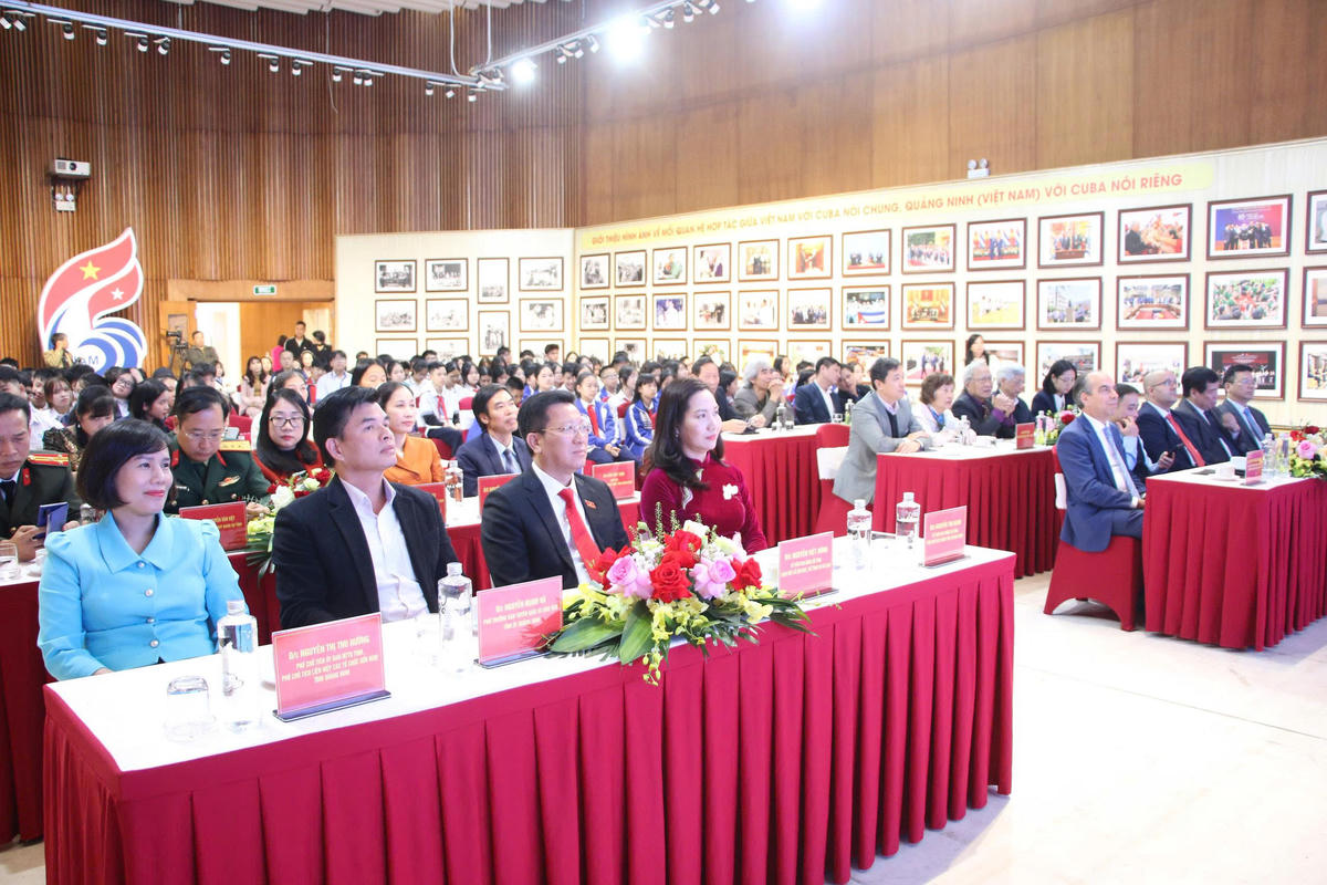 Các đại biểu tham gia khai mạc&nbsp;triển lãm ảnh “Kết nối và lan tỏa tình hữu nghị Việt Nam - Cuba”.