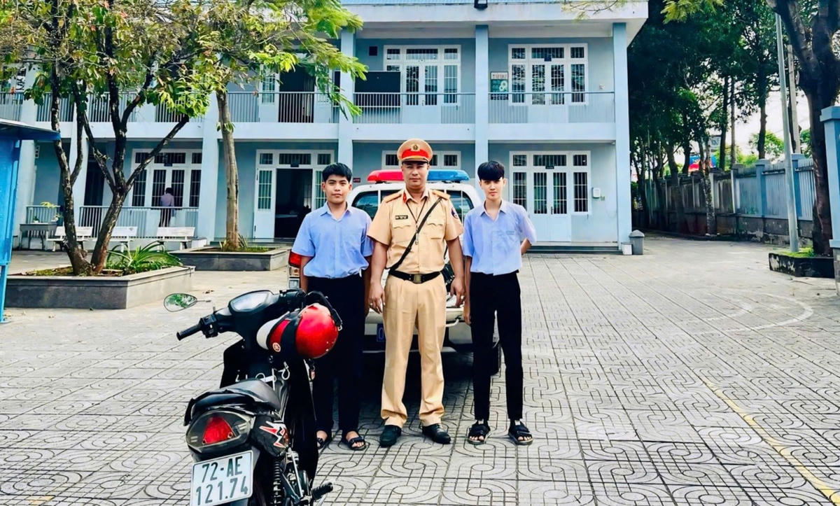 Hai em học sinh được đội CSGT Nam Sài Gòn kịp thời hỗ trợ, đưa tới trường an toàn. Ảnh: T.L