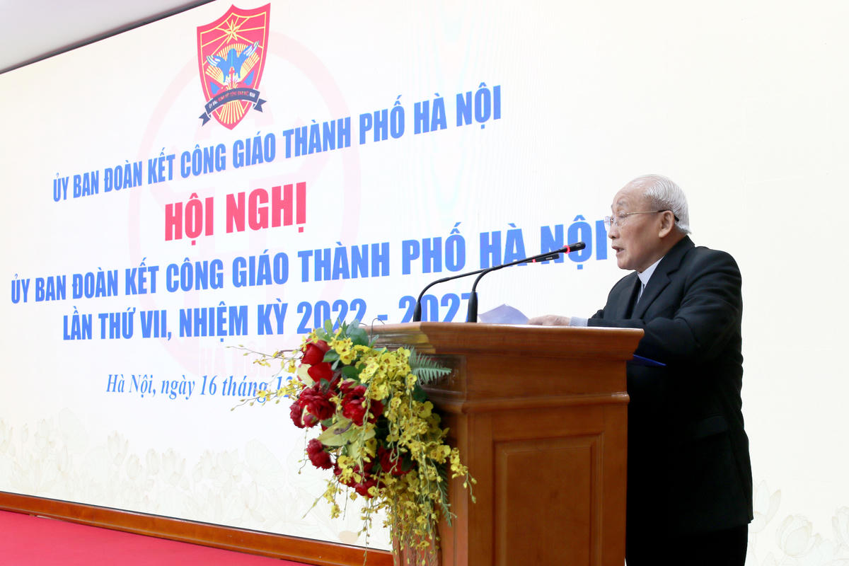 Linh mục Anton Maria Dương Phú Oanh, Chủ tịch Ủy ban Đoàn kết Công giáo thành phố. Hà Nội phát biểu tại Hội nghị.