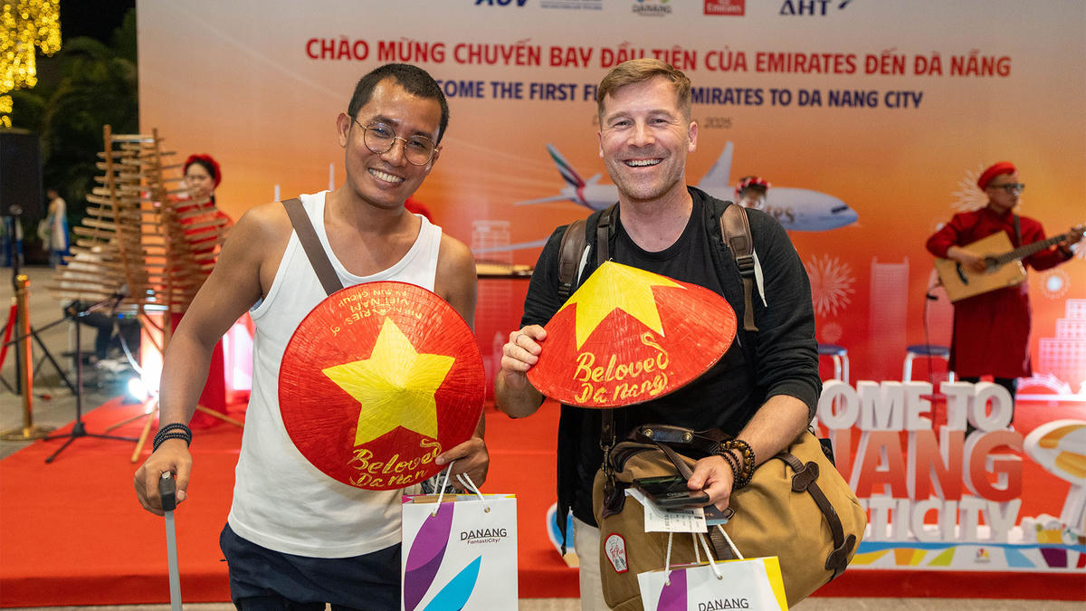 Du khách từ đường bay Dubai của hãng hàng không Emirates đến Đà Nẵng. Ảnh: Triều Phạm.