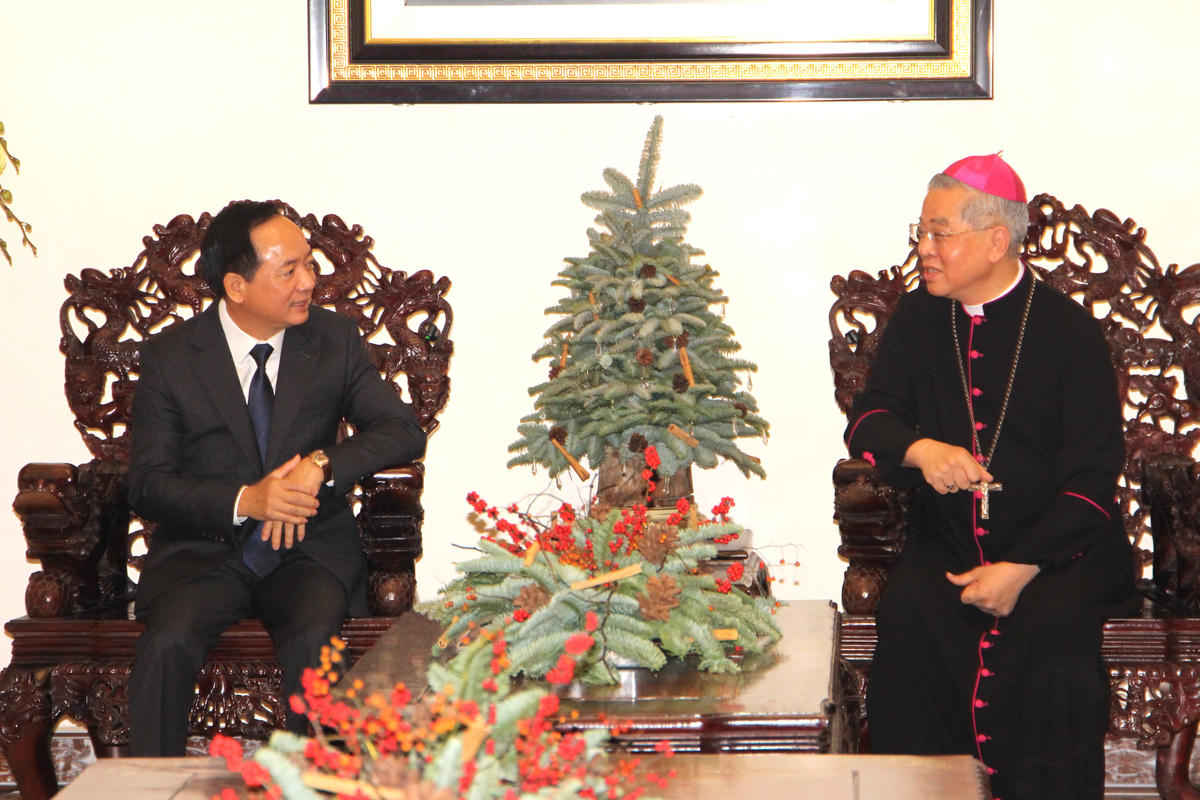 Trưởng Ban Tuyên giáo và Dân vận Trung ương Trịnh Văn Quyết và Tổng Giám mục Giuse Nguyễn Năng chia sẻ về tình hình của đất nước. Ảnh: Q.Đ.