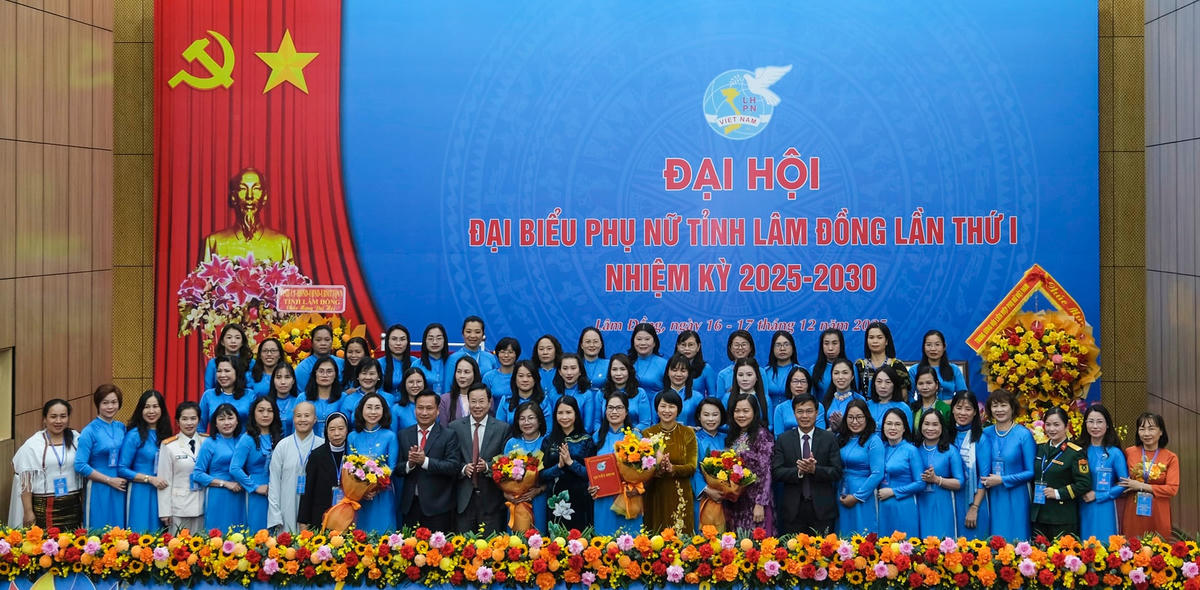 Bà Trần Lan Phương, Phó Chủ tịch Thường trực Hội LHPN Việt Nam và lãnh đạo tỉnh Lâm Đồng trao quyết định và tặng hoa chụp hình lưu niệm cùng Ban Chấp hành Hội LHPN tỉnh Lâm Đồng nhiệm kỳ mới. (ảnh H.L)