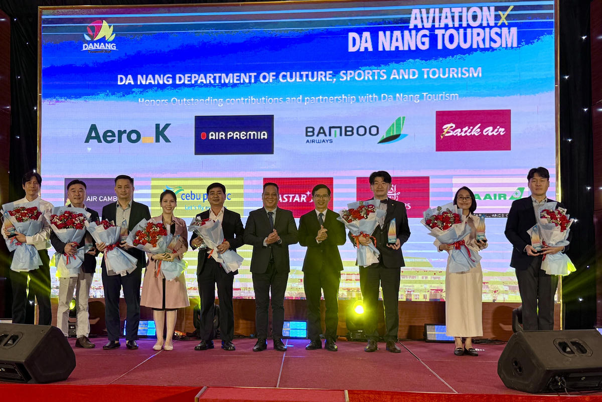 Hai Phó Giám đốc Sở Văn hóa, Thể thao và Du lịch, ông Văn Bá Sơn và ông Tán Văn Vương tặng hoa cảm ơn các hãng hàng không. Ảnh: Nguyễn Tú.&nbsp;