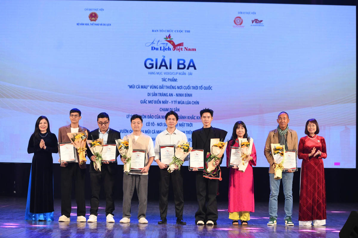 Bà Trần Thị Phương Lan, Vụ trưởng Vụ Văn hóa - Văn nghệ, Ban Tuyên giáo và Dân vận Trung ương cùng bà Nguyễn Thị Hoa Mai, Phó Cục trưởng Cục Du lịch Quốc gia Việt Nam trai giải Ba cho các tác giả, nhóm tác giả ở hai hạng mục video/clip ngắn và video/clip dài. Ảnh: Phạm Sỹ.
