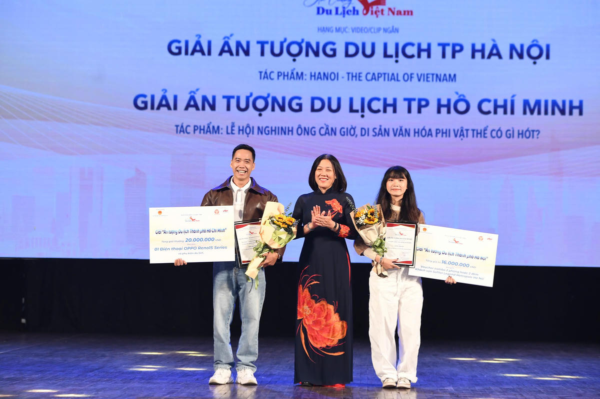 Các tác giả đoạt giải "Ấn tượng Du lịch Thành phố Hồ Chí Minh và giải "Ấn tượng Du lịch Thành phố Hà Nội". Ảnh: Phạm Sỹ.
