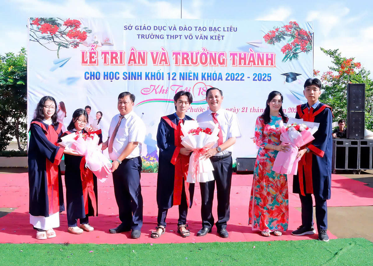 Trường THPT Võ Văn Kiệt thực hiện đánh giá định kỳ, biểu dương, khen thưởng kịp thời các tập thể, cá nhân có tinh thần trách nhiệm, sáng kiến và đóng góp tích cực trong việc xây dựng môi trường sư phạm hạnh phúc, góp phần lan tỏa văn hóa tích cực. Ảnh: Nguyên Du