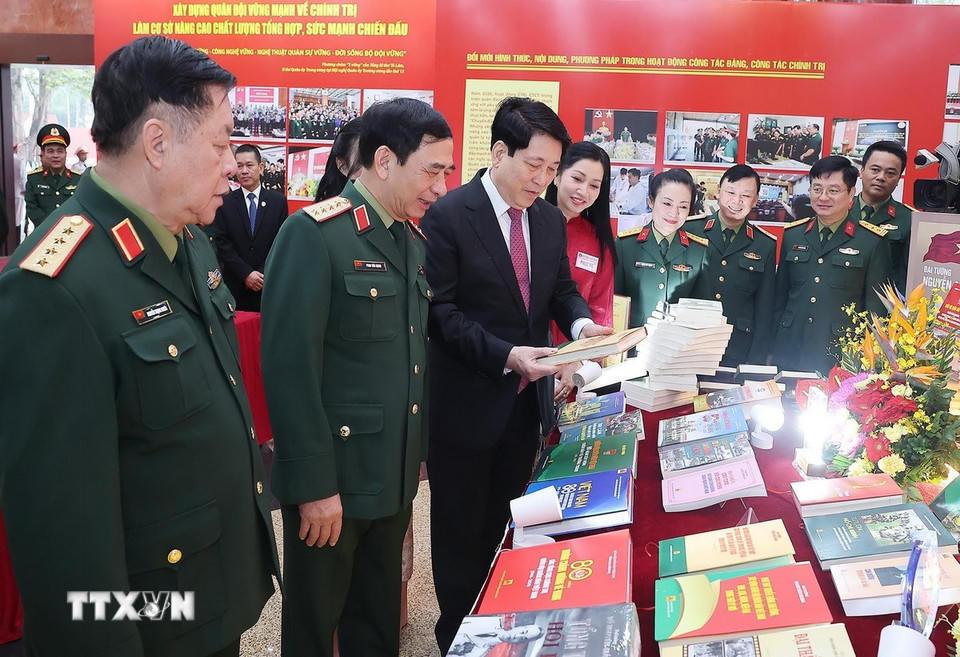 Chủ tịch nước Lương Cường và đại biểu tham quan trưng bày sách và tài liệu. (Ảnh: Lâm Khánh/TTXVN)