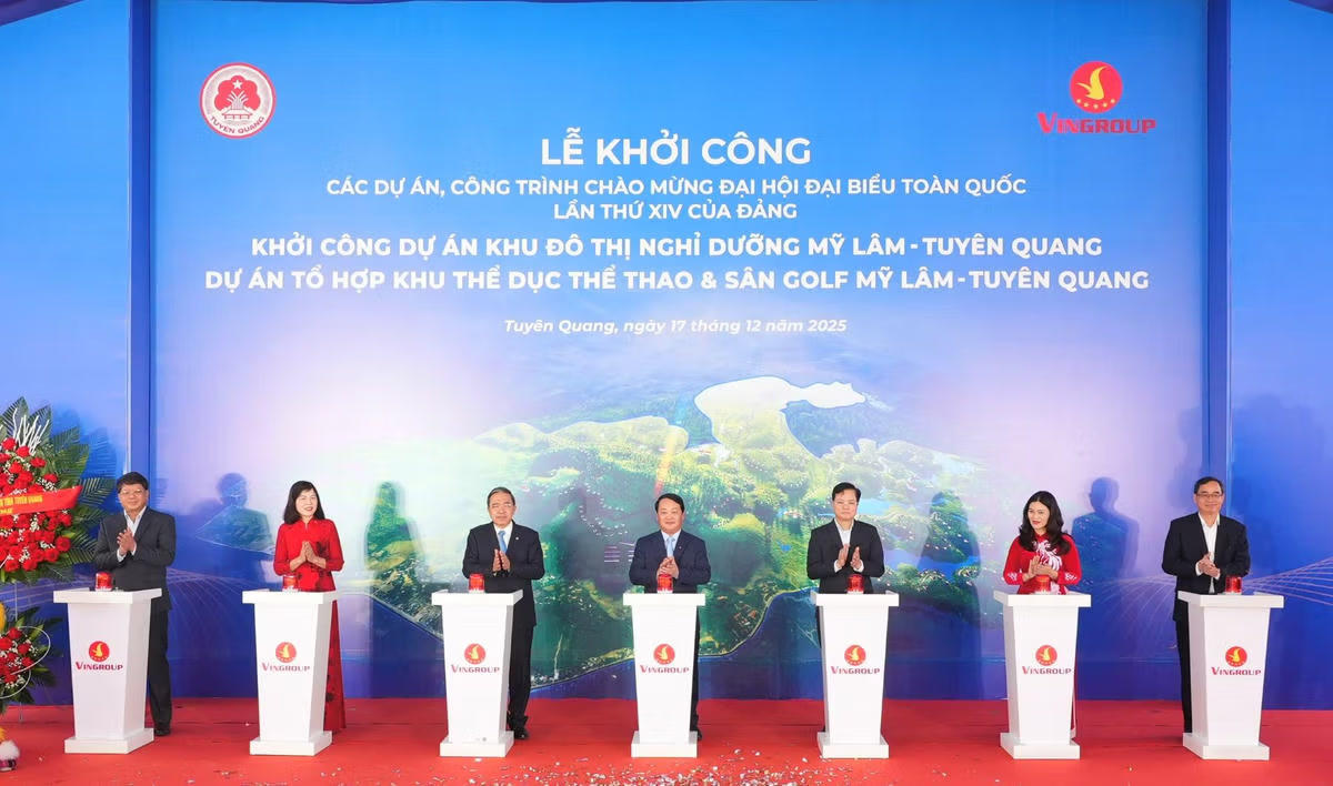 Bí thư Tỉnh ủy Tuyên Quang Hầu A Lềnh cùng các đại biểu thực hiện nghi thức khởi công Khu đô thị nghỉ dưỡng và Tổ hợp Khu Thể dục, Thể thao - Sân golf tại phường Mỹ Lâm. Ảnh: H.T.