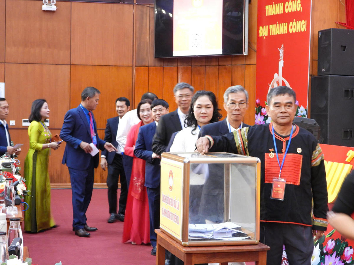 Các đại biểu quyên góp ủng hộ nhân dân khắc phục thiệt hại do bão lũ gây ra trên địa bàn tỉnh. Ảnh: BT.