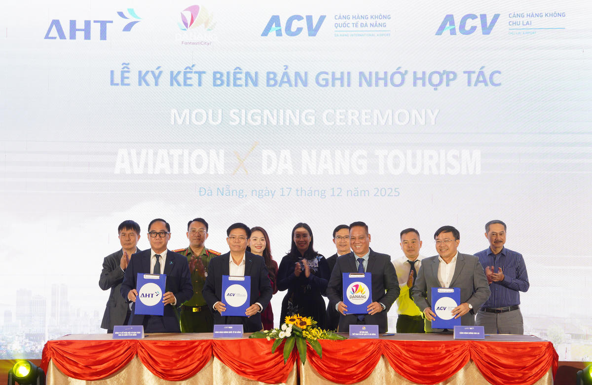 Ký kết hợp tác chiến lược giữa các đơn vị. Ảnh: Nguyễn Tú.