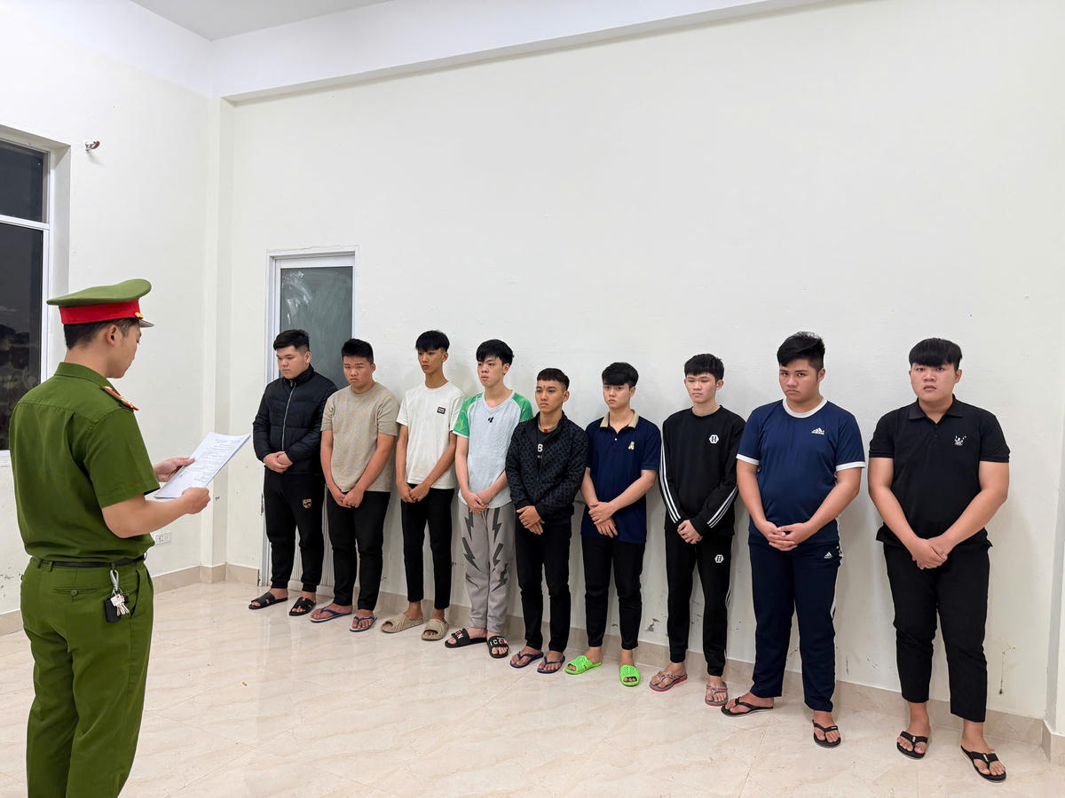 Lực lượng Công an TP Đà Nẵng đọc quyết định bắt các đối tượng. Ảnh: CV.