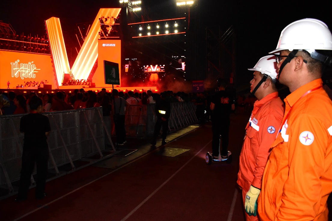 Công nhân EVNHANOI ứng trực tại Concert Quốc Gia - Sân vận động Mỹ Đình.