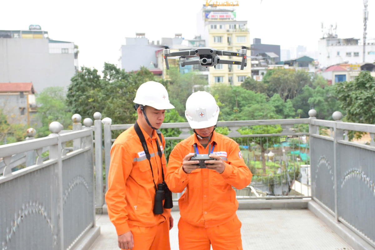 Công nhân EVNHANOI sử dụng thiết bị bay không người lái trong công tác kiểm

tra, giám sát lưới điện.