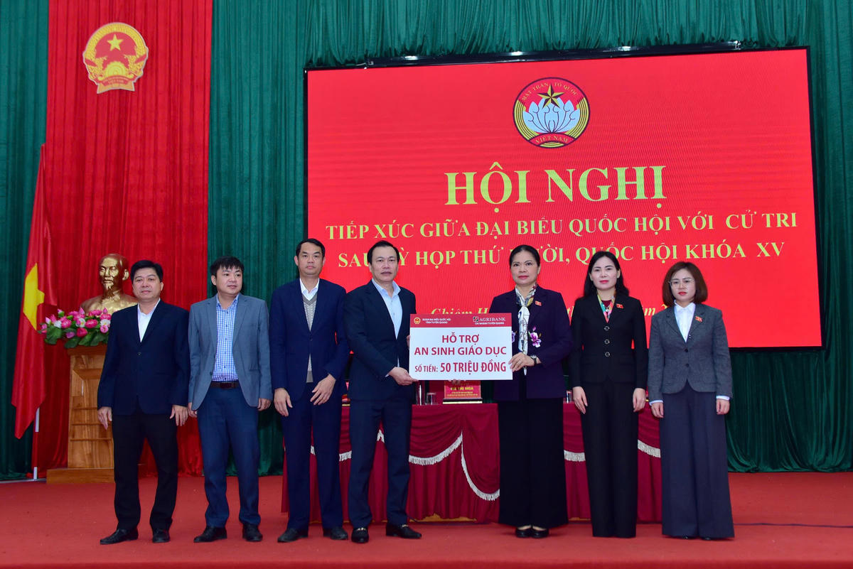 Phó Chủ tịch Ủy ban Trung ương MTTQ Việt Nam Hà Thị Nga cùng Đoàn ĐBQH tỉnh Tuyên Quang trao&nbsp;hỗ trợ kinh phí thực hiện công tác an sinh xã hội trên địa bàn xã Chiêm Hóa. Ảnh: L.T.