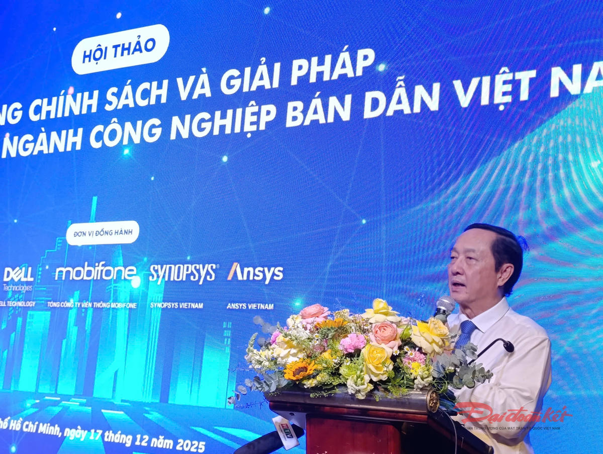 Ông Huỳnh Thành Đạt - Phó Trưởng Ban Tuyên giáo và Dân vận Trung ương phát biểu tại hội thảo. Ảnh: Hồng Phúc.