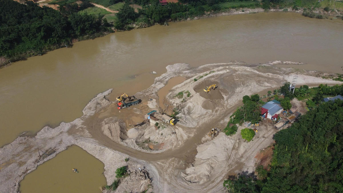 Công ty Cổ phần Vạn Lộc Vĩnh Phúc dù chưa đủ điều kiện nhưng vẫn hoạt động khai thác mỏ cát rầm rộ, nhiều năm qua.