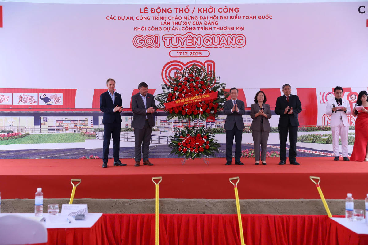 Chủ tịch HĐND tỉnh Tuyên Quang Nguyễn Văn Sơn tặng hoa chúc mừng Lễ động thổ dự án&nbsp;khu thương mại GO ! Tuyên Quang. Ảnh: Đ.S.