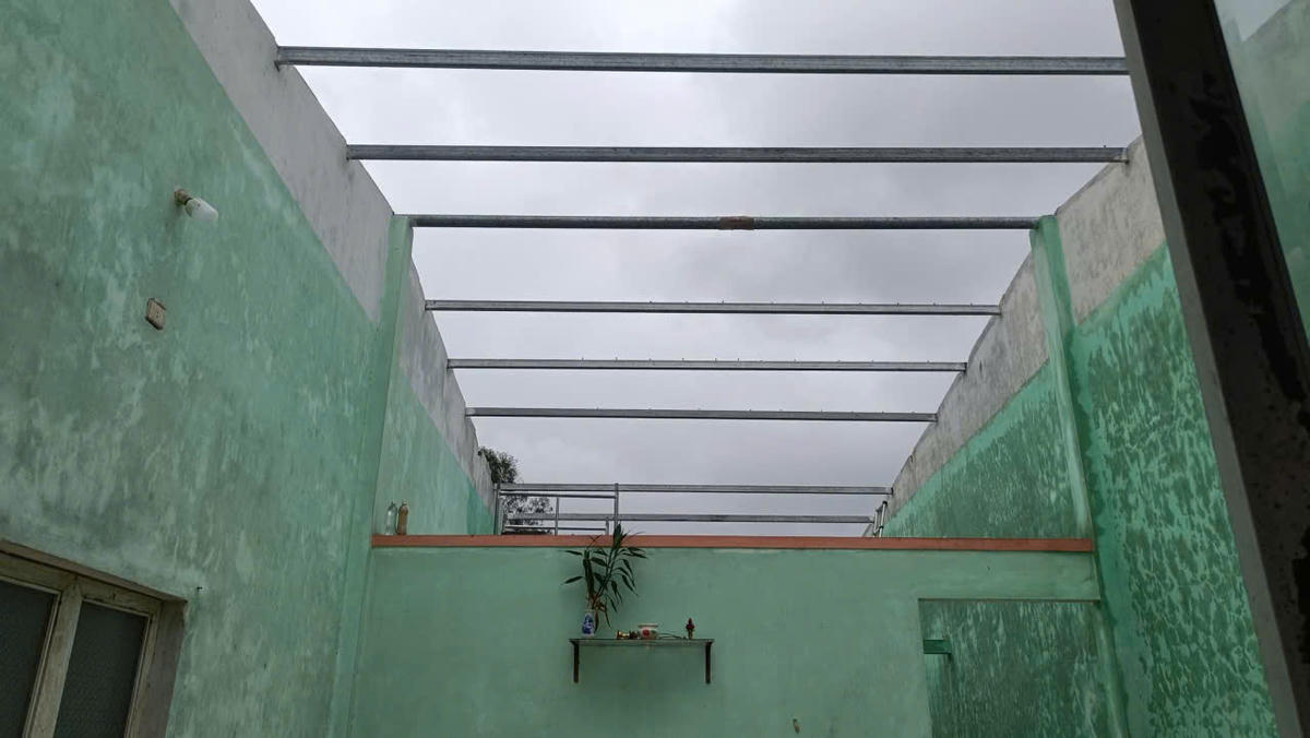 Lốc xoáy quét qua làm tốc mái nhà dân ở phường Quảng Phú. Ảnh: CV.