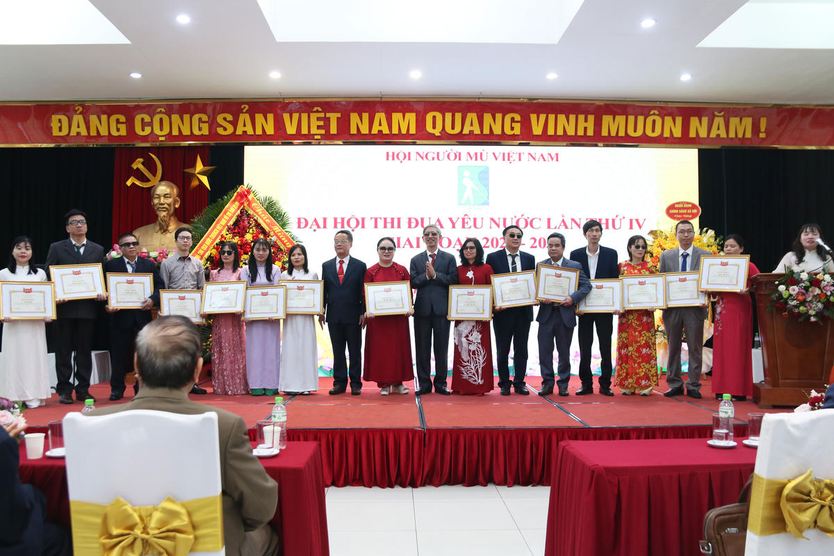 Hội Người mù Việt Nam đã trao tặng Bằng khen cho các tập thể, cá nhân có thành tích xuất sắc trong triển khai phong trào thi đua yêu nước giai đoạn 2020-2025.