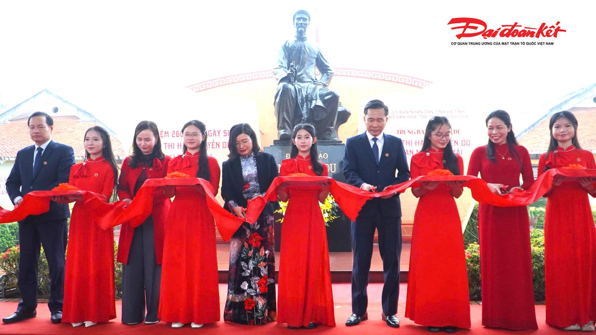 Lãnh đạo tỉnh Hà Tĩnh, Ban Tổ chức trưng bày cắt băng khai khai mạc trưng bày "Đại thi hào Nguyễn Du - Ngàn năm nhớ mãi". Ảnh: HN.