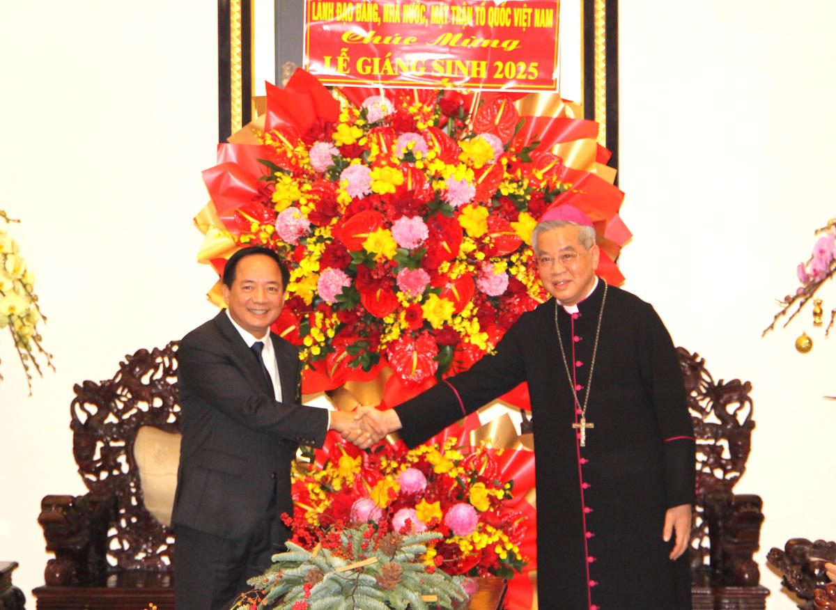 Ông Trịnh Văn Quyết - Bí thư Trung ương Đảng, Trưởng Ban Tuyên giáo và Dân vận Trung ương trao lẵng hoa chúc mừng Tổng Giám mục Giuse Nguyễn Năng và đồng bào giáo dân. Ảnh: Q.Đ.