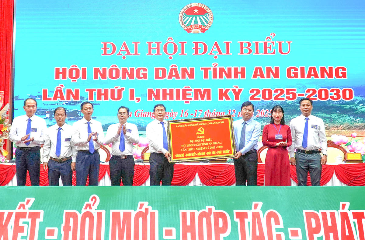 Lãnh đạo Tỉnh ủy An Giang tặng bức trướng cho Hội Nông dân An Giang. Ảnh Nguyễn Minh.
