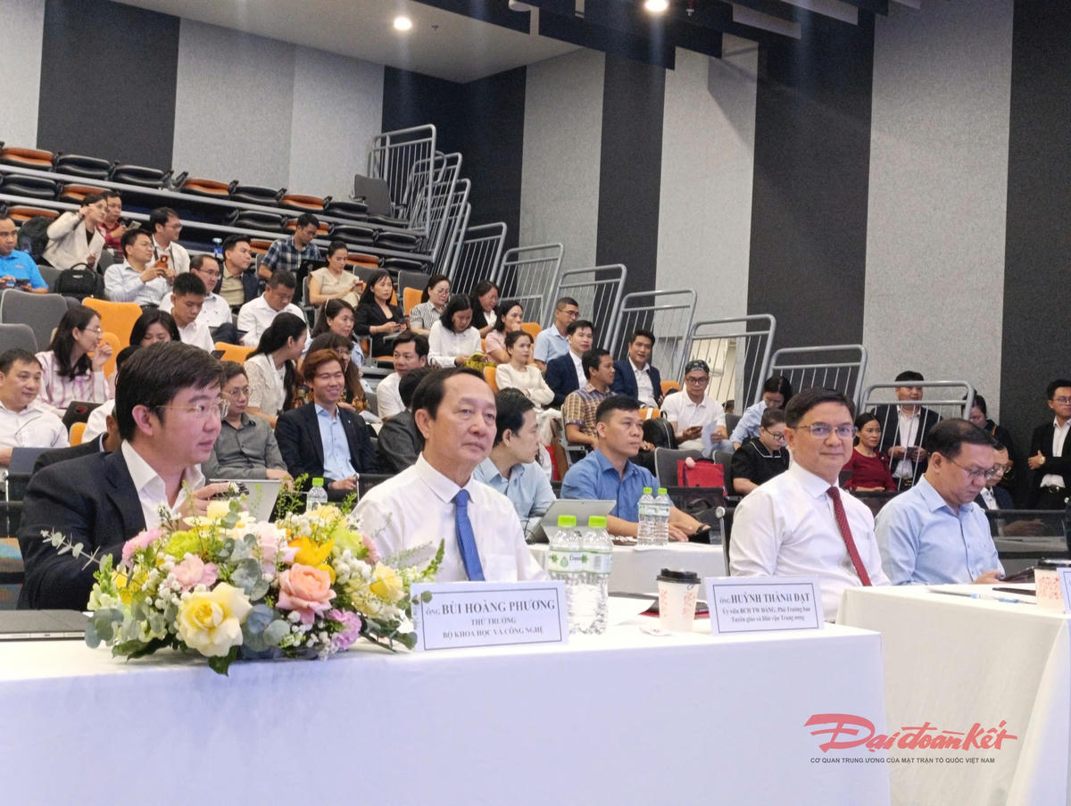 Lãnh đạo Trung ương và TP Hồ Chí Minh tham dự hội thảo. Ảnh: Hồng Phúc.