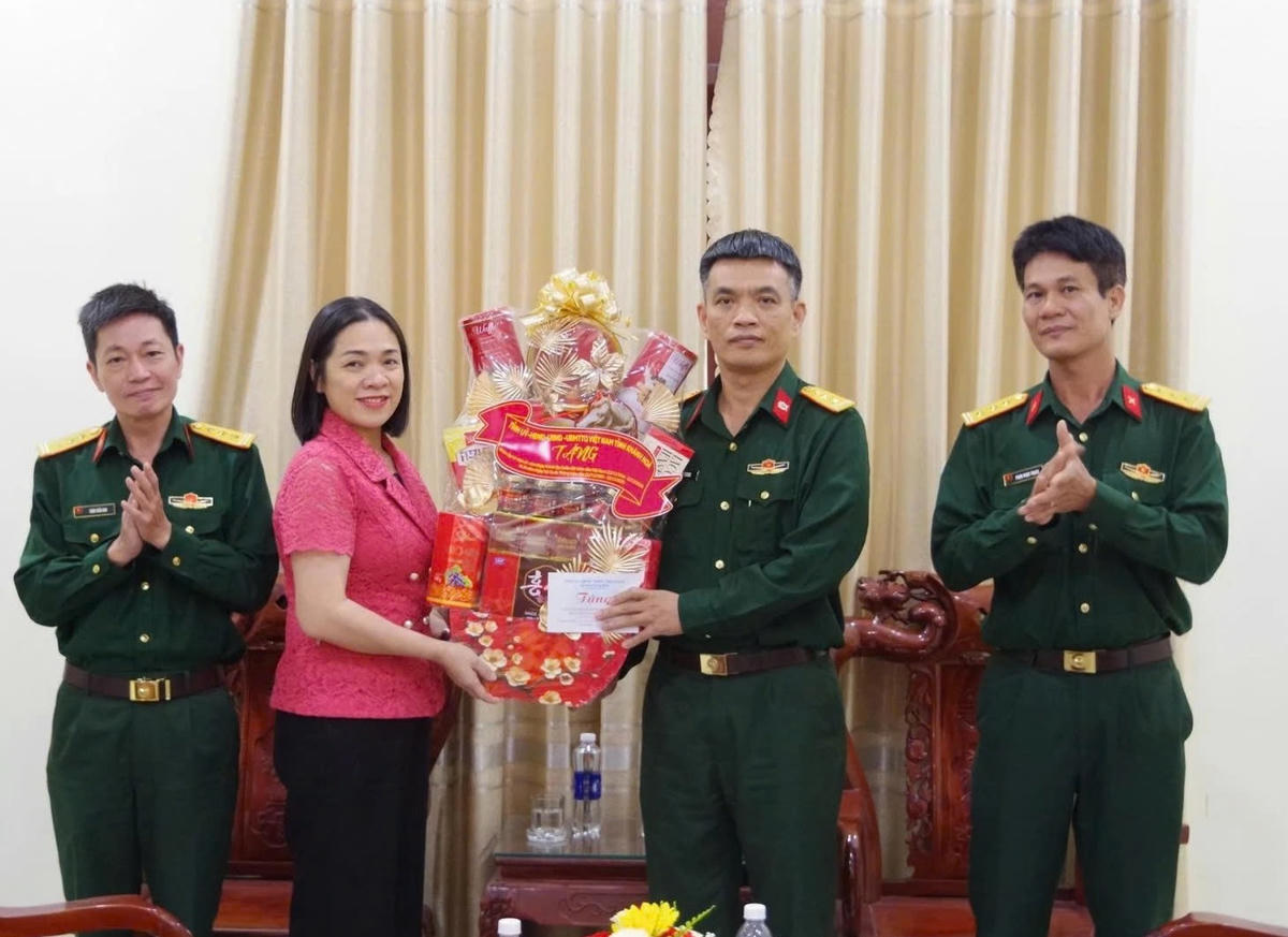 Bà Trần Thu Mai, Phó Chủ tịch Thường trực Ủy ban MTTQ Việt Nam tỉnh Khánh Hòa tặng quà chúc mừng Tòa án Quân sự khu vực 2. (ảnh X.H)
